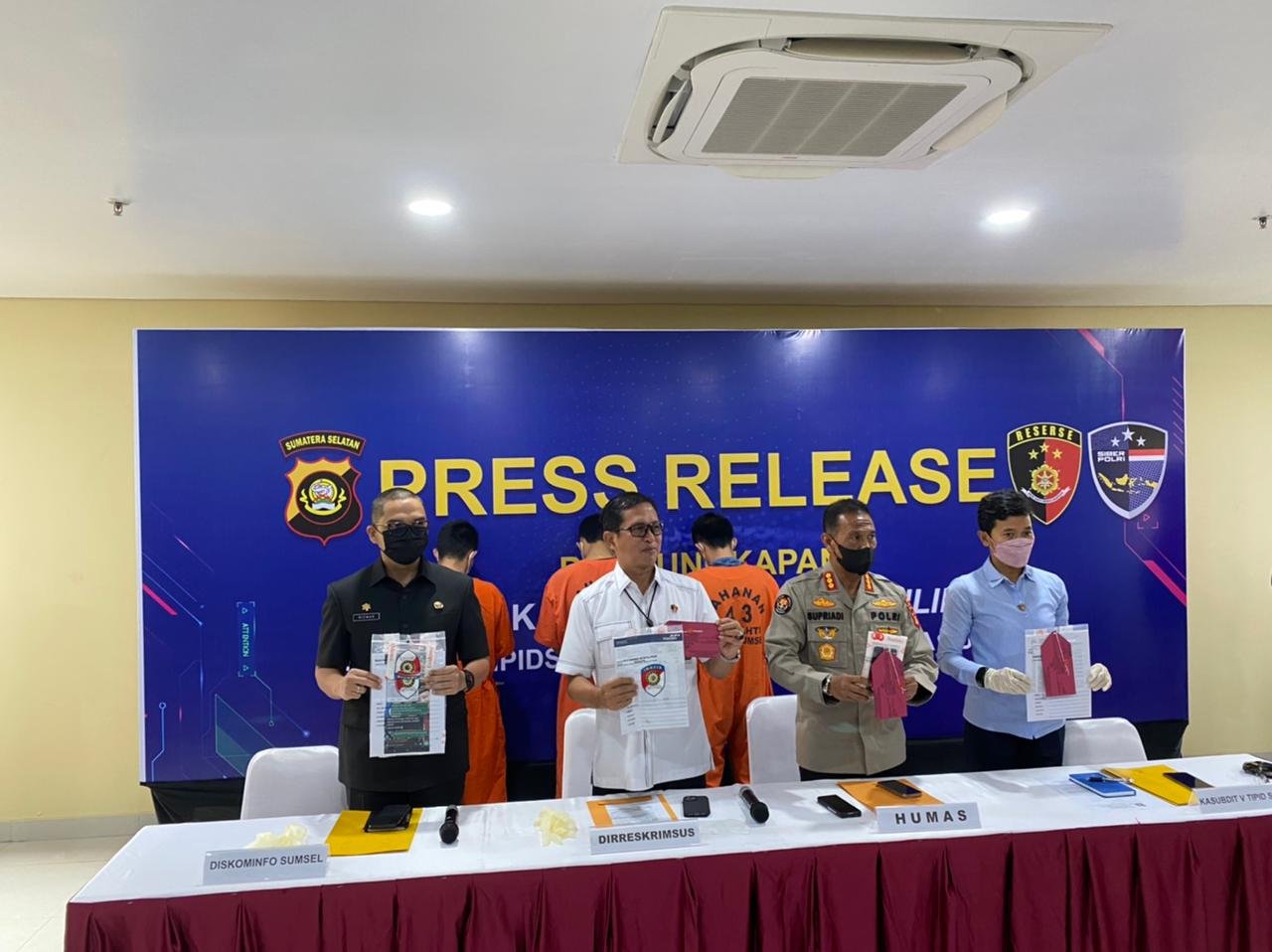 Polda Sumsel Ungkap Kasus Penipuan Online Polda Sumsel Ungkap Kasus Penipuan Online