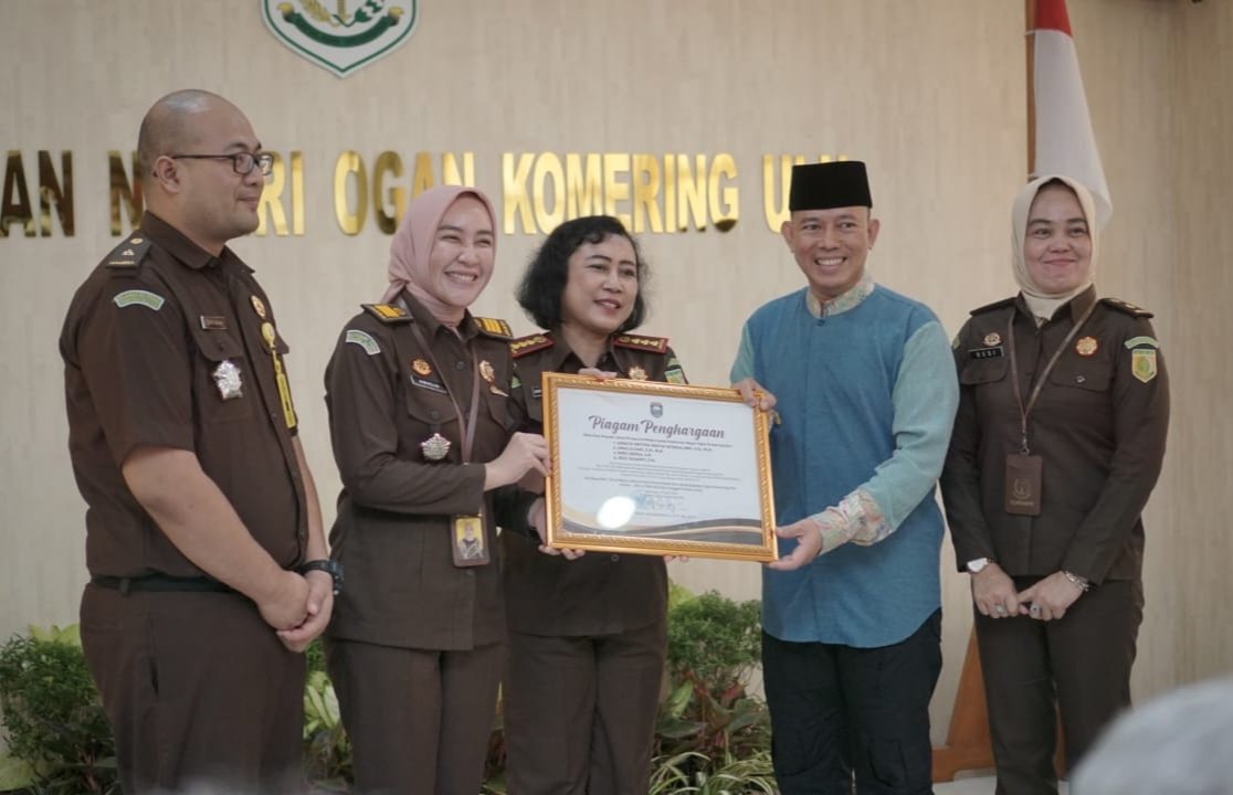 Selamatkan Aset Pemkab, PJ. Bupati OKU Berikan Penghargaan Kepada Kejari OKU Selamatkan Aset Pemkab, PJ. Bupati OKU Berikan Penghargaan Kepada Kejari OKU