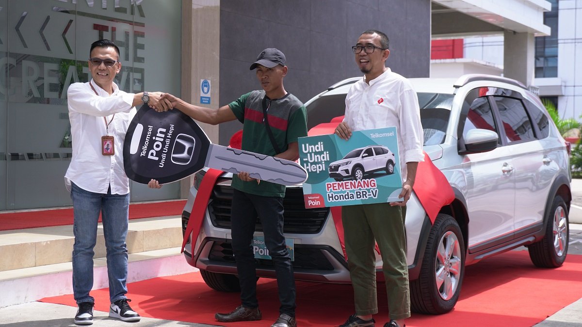 Edi Susanto Pelanggan Sumatera Selatan, Bawa Pulang 1 Unit Mobil Dari Program Undi Undi Hepi Telkomsel Edi Susanto Pelanggan Sumatera Selatan, Bawa Pulang 1 Unit Mobil Dari Program Undi Undi Hepi Telkomsel