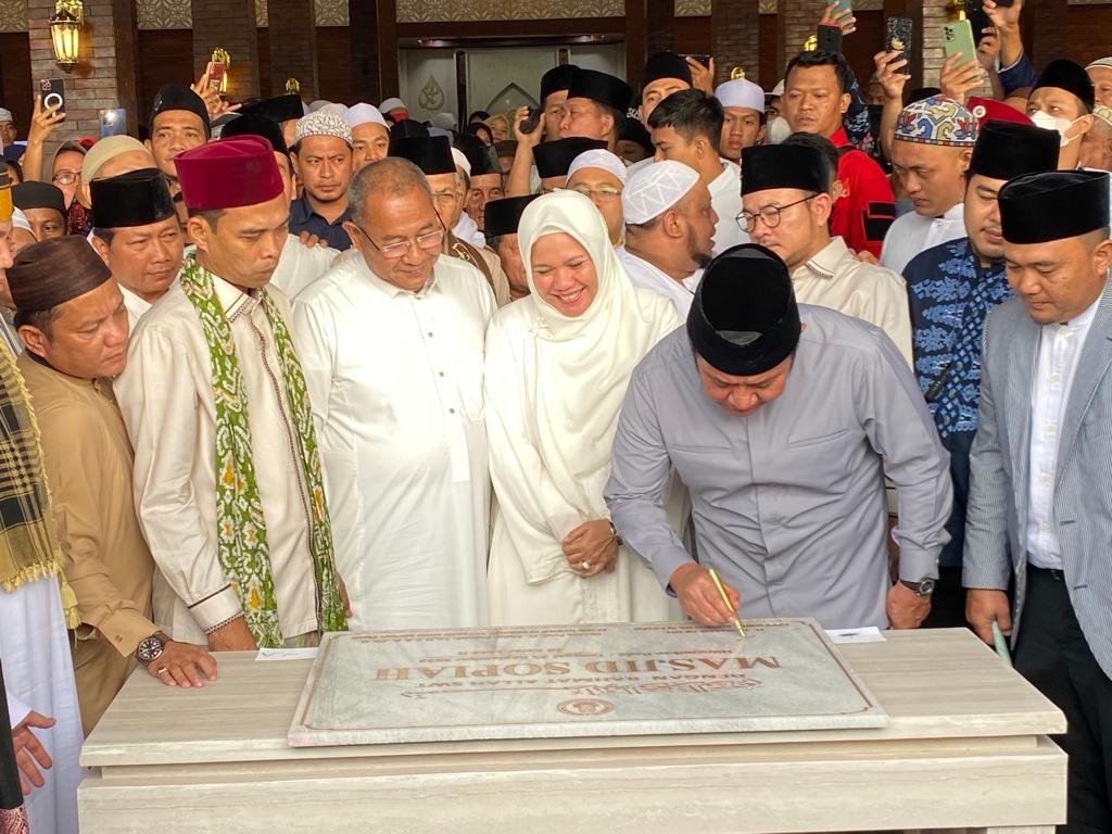 Peresmian Masjid Sopiah : Silakan Masyarakat Manfaatkan Masjid Sopiah Ini Untuk Beribadah Peresmian Masjid Sopiah : Silakan Masyarakat Manfaatkan Masjid Sopiah Ini Untuk Beribadah