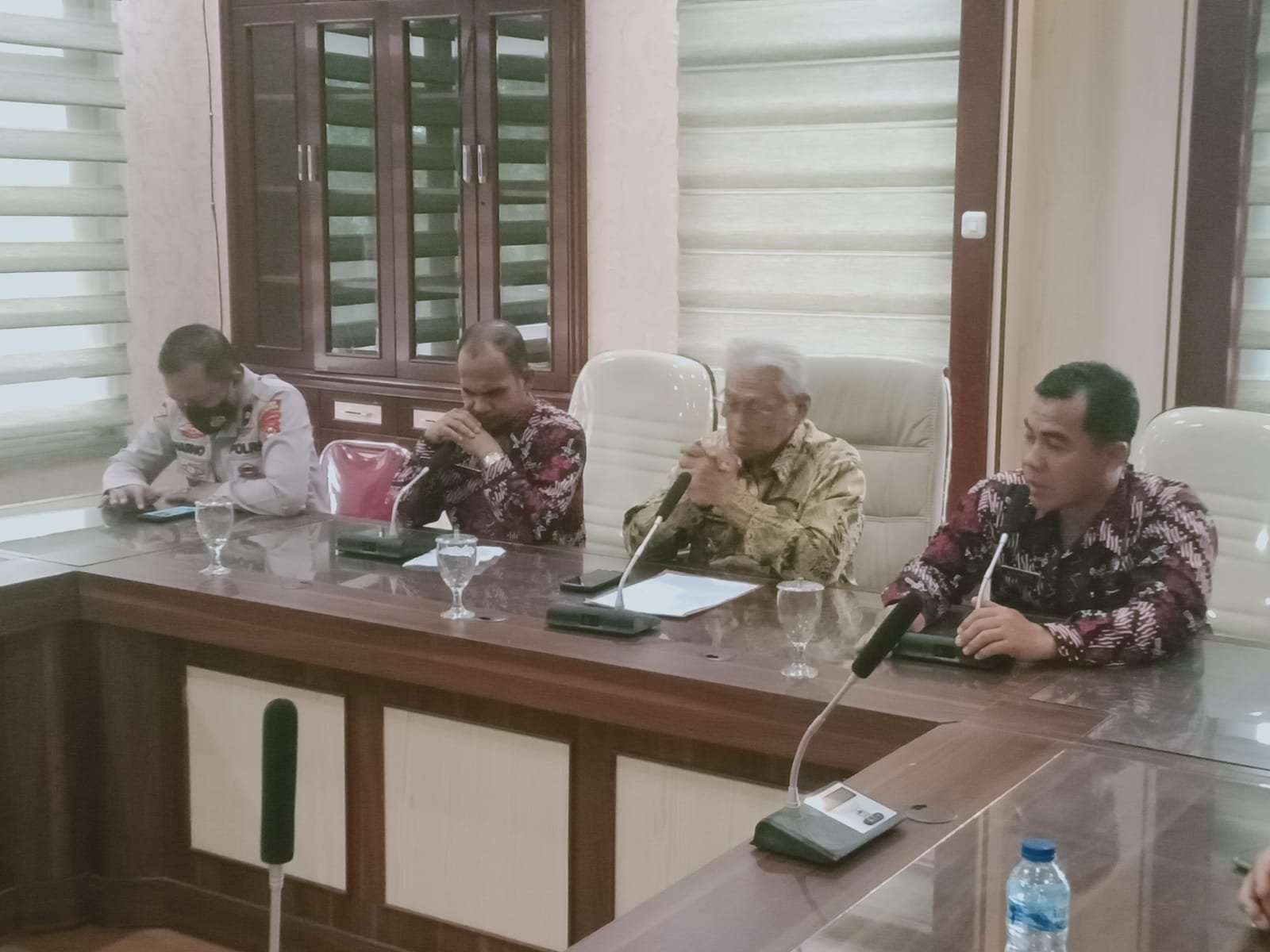 Selisih Paham Koordinator Parkir Dan Dengan Dishub Banyuasin, Masuk Tahap Perundingan Dengan Wakil Bupati. Selisih Paham Koordinator Parkir Dan Dengan Dishub Banyuasin, Masuk Tahap Perundingan Dengan Wakil Bupati.