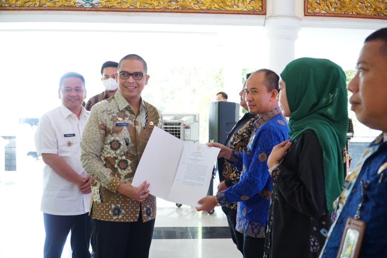 Pemprov Sumsel Gelar FGD LAPOR! se-Sumsel Sekaligus Serahkan Program Internet Desa Kabupaten Muara Enim Pemprov Sumsel Gelar FGD LAPOR! se-Sumsel Sekaligus Serahkan Program Internet Desa Kabupaten Muara Enim
