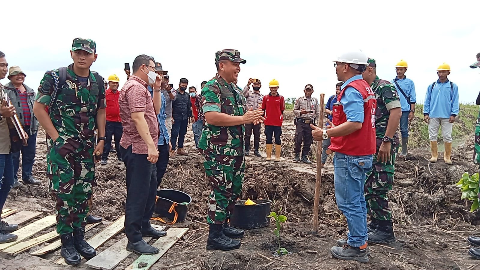 Sebagai bentuk Pemeliharaan Ekosistem hutan, Panglima Kodam II/Sriwijaya Tanam Pohon Akasia Di Kabupaten OKI Sebagai bentuk Pemeliharaan Ekosistem hutan, Panglima Kodam II/Sriwijaya Tanam Pohon Akasia Di Kabupaten OKI