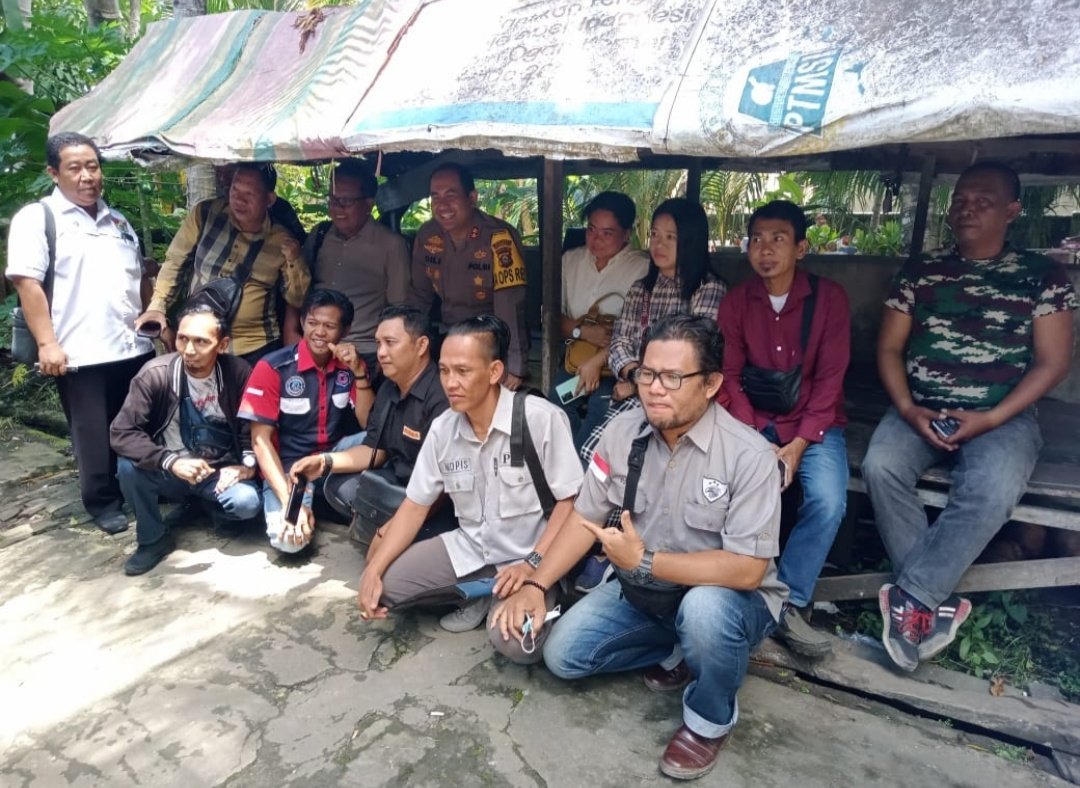 Kapolres OKI, Makan Siang Di Warteg Bersama Awak Media Kapolres OKI, Makan Siang Di Warteg Bersama Awak Media