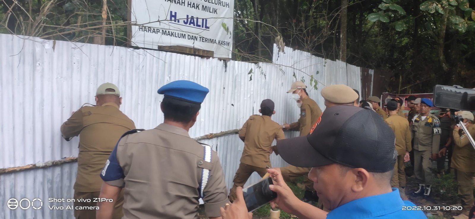 Menggangu Ketertiban Umum, Pagar Seng Menutupi Akses SMK Negeri 3 Kayuagung Dibongkar, Satpol PP Menggangu Ketertiban Umum, Pagar Seng Menutupi Akses SMK Negeri 3 Kayuagung Dibongkar, Satpol PP