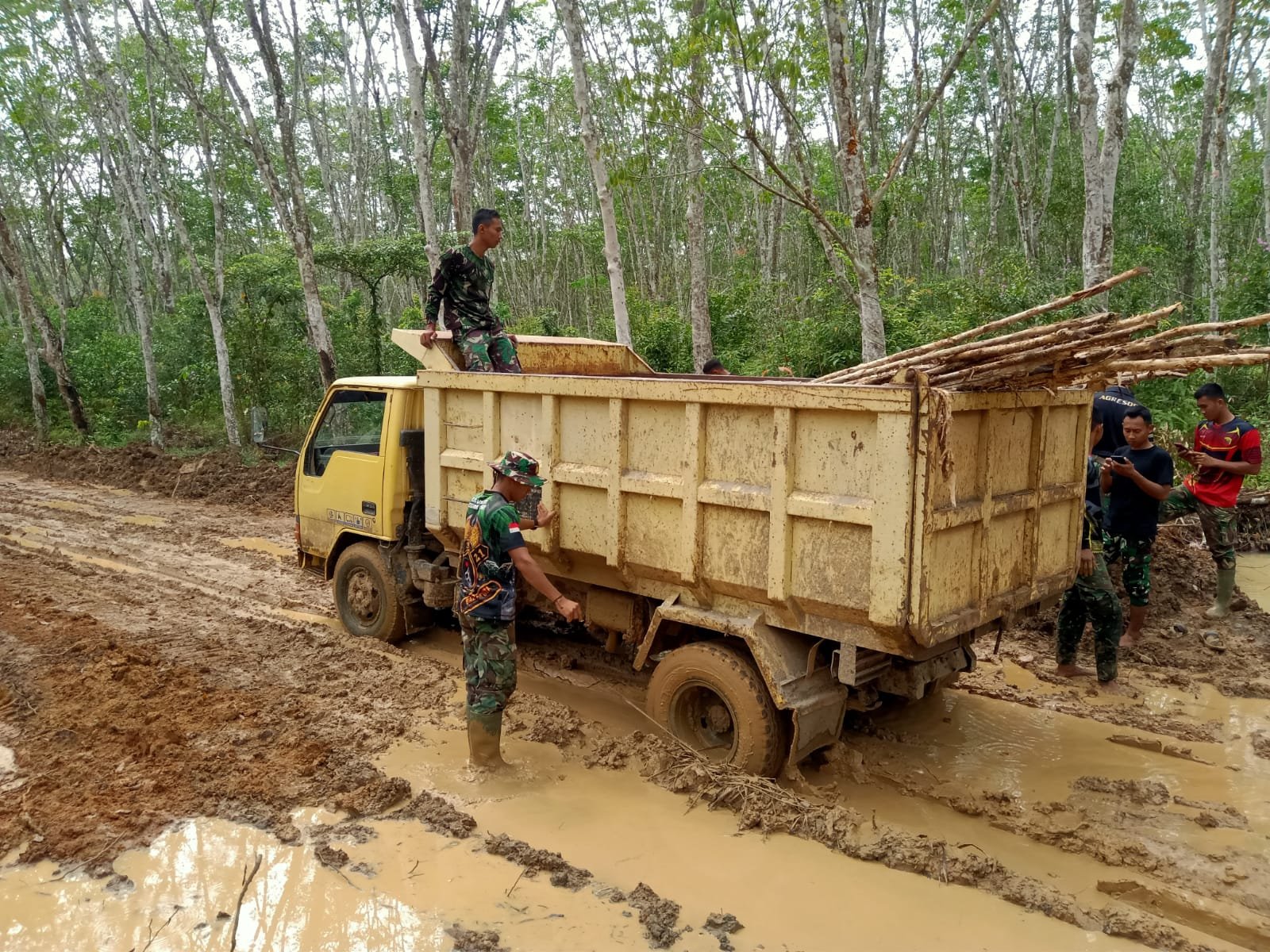 Warga Ucap Luar Biasa Untuk Satgas TMMD Kodim 0402/OKI Tetap Semangat Kerjakan Sasaran Fisik Warga Ucap Luar Biasa Untuk Satgas TMMD Kodim 0402/OKI Tetap Semangat Kerjakan Sasaran Fisik