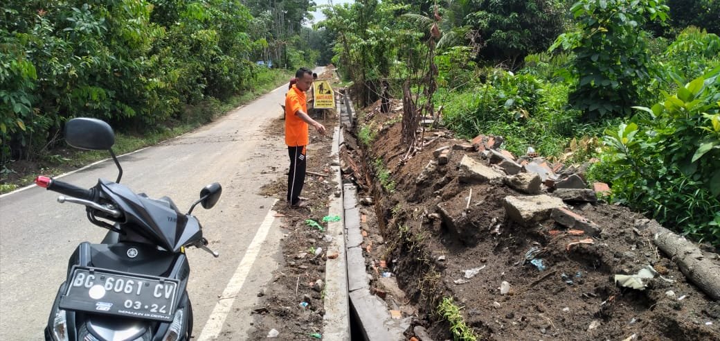 Diguyur Hujan Beberapa Jam, Dinding Siring Jalan Perumahan Ibul Karang Jaya Ambrol Diguyur Hujan Beberapa Jam, Dinding Siring Jalan Perumahan Ibul Karang Jaya Ambrol