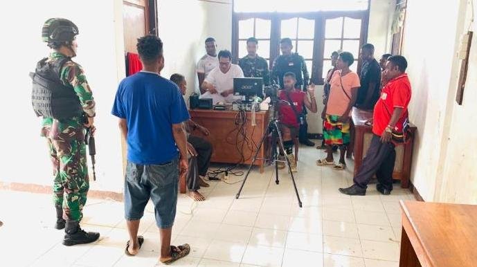 SATGAS YONIF 143/TWEJ BANTU MASYARAKAT BUAT e-KTP DI PERBATASAN PAPUA SATGAS YONIF 143/TWEJ BANTU MASYARAKAT BUAT e-KTP DI PERBATASAN PAPUA