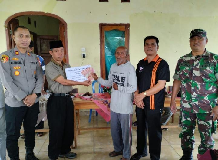 ATASI KESULITAN MASYARAKAT, BABINSA BANTU SALURKAN BLT-DD WARGA BINAAN ATASI KESULITAN MASYARAKAT, BABINSA BANTU SALURKAN BLT-DD WARGA BINAAN