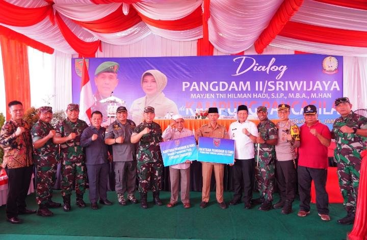 KUNJUNGI KAMPUNG PANCASILA DI JAMBI, PANGDAM II/SRIWIJAYA : “JAGA KEHARMONISAN DAN KERUKUNAN HIDUP BERMASYARAKAT YANG SUDAH TERJALIN DENGAN BAIK” KUNJUNGI KAMPUNG PANCASILA DI JAMBI, PANGDAM II/SRIWIJAYA : “JAGA KEHARMONISAN DAN KERUKUNAN HIDUP BERMASYARAKAT YANG SUDAH TERJALIN DENGAN BAIK”