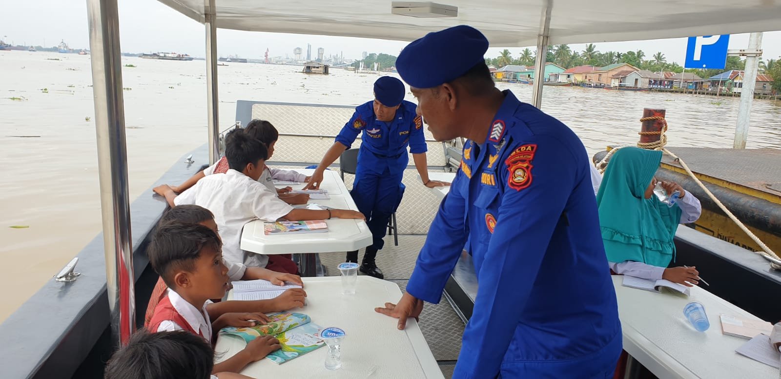 Ditpolairud Polda Sumsel Inovasi Kapal Pol V 3005 Sei Rawas Jadi Perustakaan Terapung Ditpolairud Polda Sumsel Inovasi Kapal Pol V 3005 Sei Rawas Jadi Perustakaan Terapung