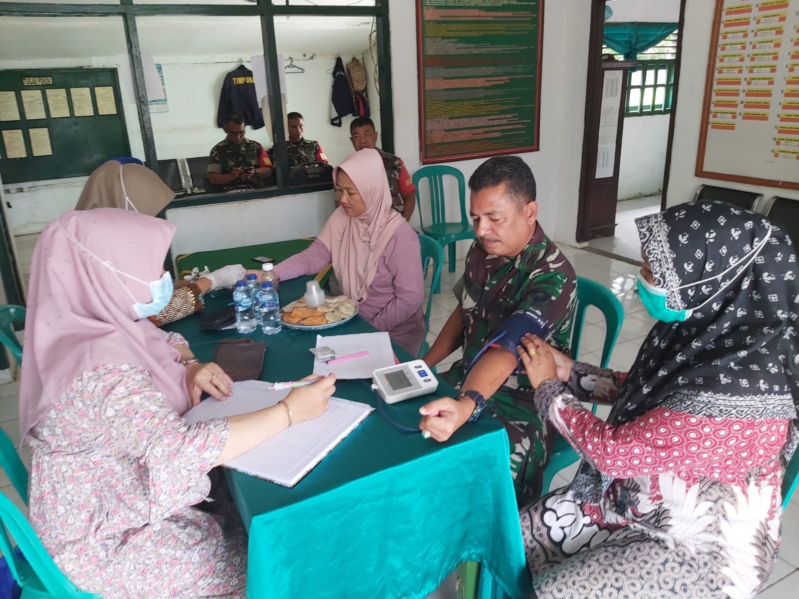 Jajaran Kodim 0402 OKI/OI lakukan Cek kesehatan Massal Di puskesmas Jajaran Kodim 0402 OKI/OI lakukan Cek kesehatan Massal Di puskesmas