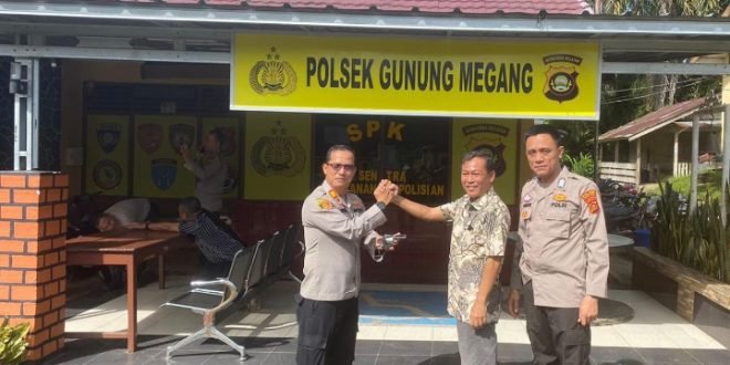 Kapolsek Gunung Megang Terima Serahan Senpira Sebanyak 9 Pucuk Kapolsek Gunung Megang Terima Serahan Senpira Sebanyak 9 Pucuk
