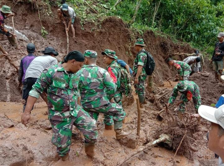 Aksi Prajurit Kodim 0427/WK Turun Tangan Bantu Pencarian Korban Longsor Aksi Prajurit Kodim 0427/WK Turun Tangan Bantu Pencarian Korban Longsor