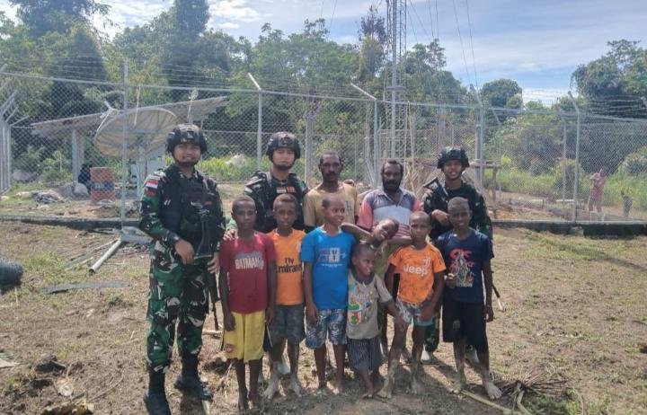DI TENGAH HUTAN BELANTARA PAPUA, SATGAS YONIF 143/TWEJ PELOPORI INTERNET MASUK KAMPUNG DI TENGAH HUTAN BELANTARA PAPUA, SATGAS YONIF 143/TWEJ PELOPORI INTERNET MASUK KAMPUNG