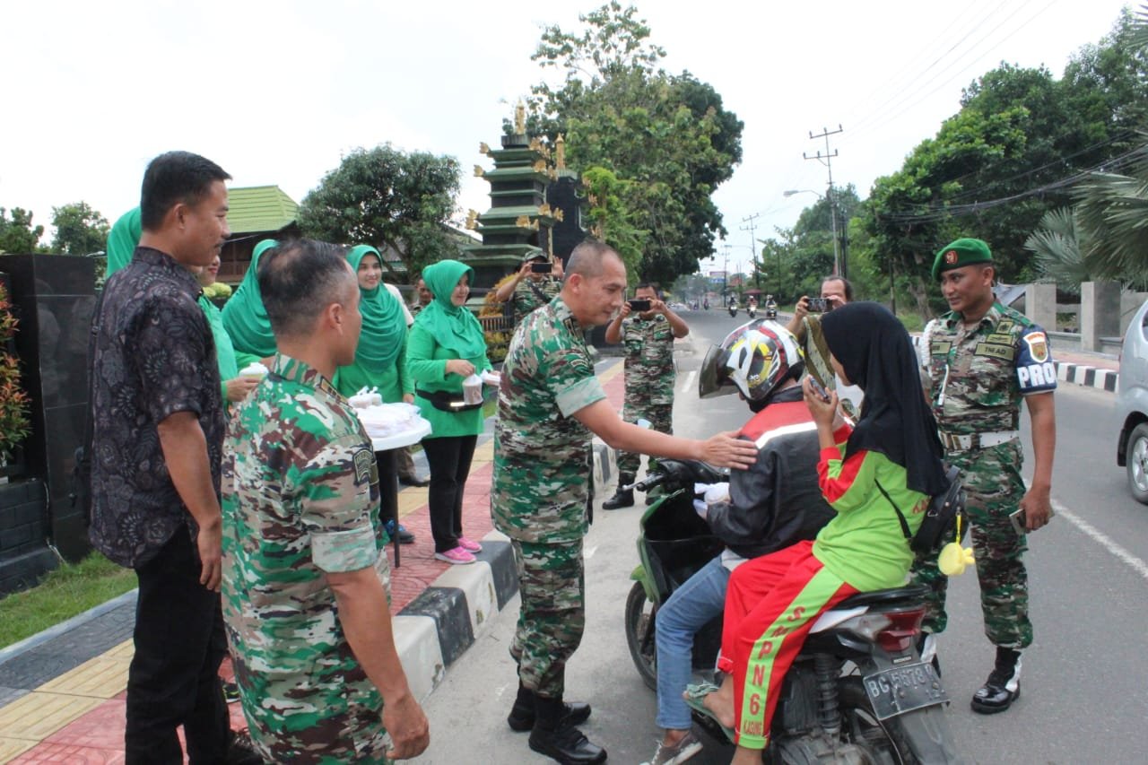 Kodim 0402/OKI Bagikan Takjil jelang buka puasa Kodim 0402/OKI Bagikan Takjil jelang buka puasa