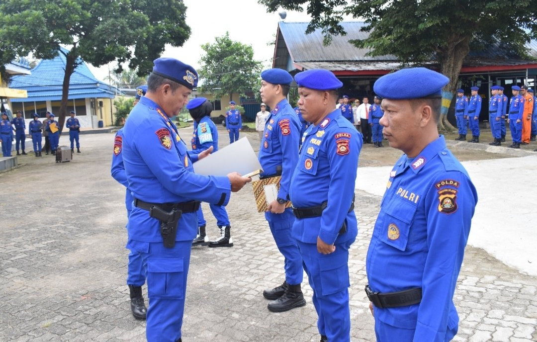 Dir Polairud Polda Sumsel Berikan Penghargaan Personil Berprestasi Dir Polairud Polda Sumsel Berikan Penghargaan Personil Berprestasi
