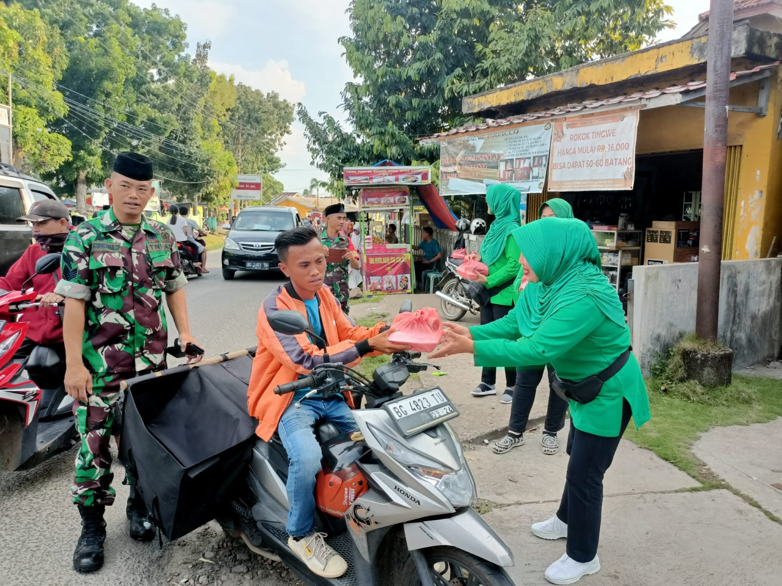 Indahnya Berbagi di Bulan Suci Jajaran Kodim 0402/OKI Berbagi Takjil Indahnya Berbagi di Bulan Suci Jajaran Kodim 0402/OKI Berbagi Takjil