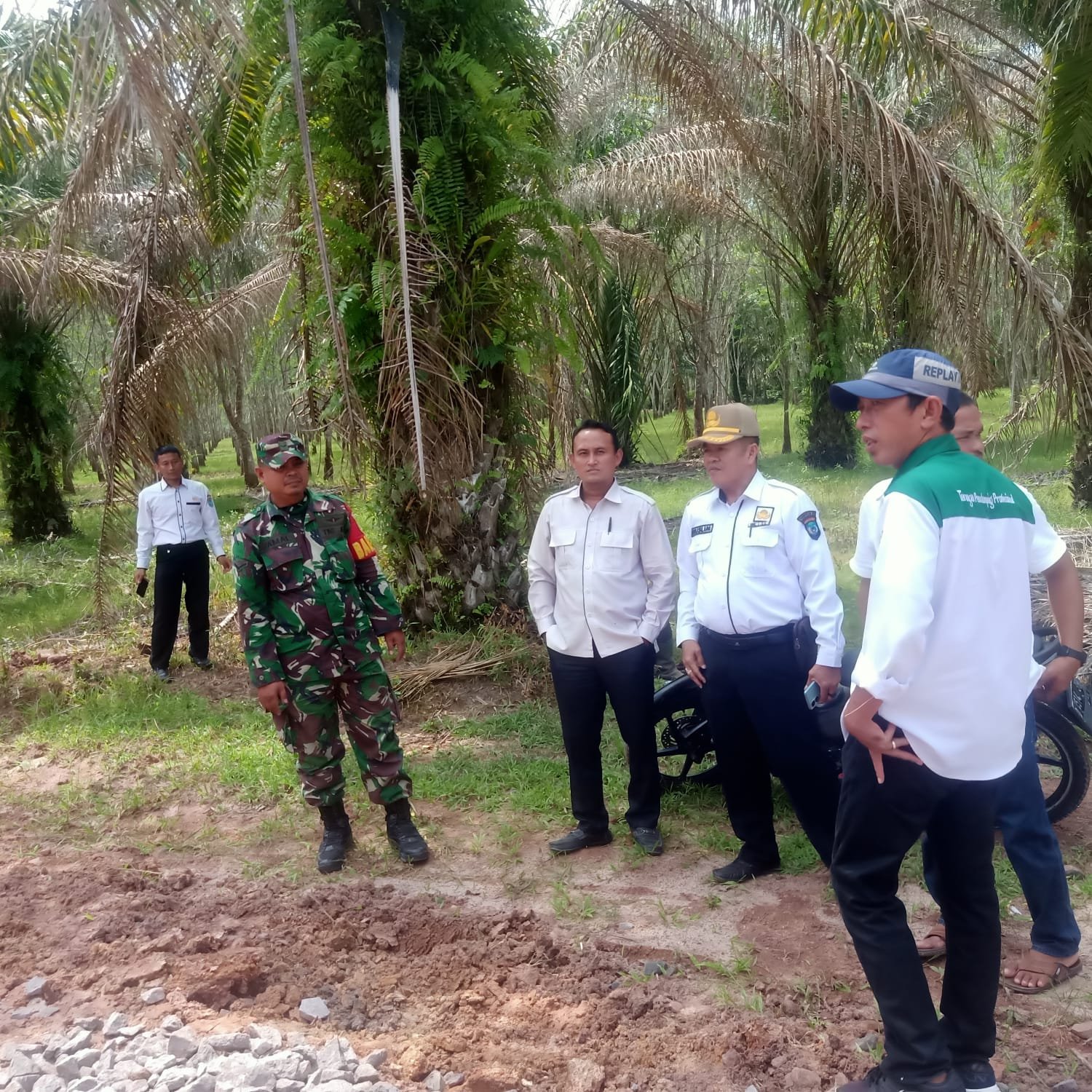 Babinsa Koramil 402-02/Pedamaran Dampingi Tim Verifikasi Pengerasan Jalan Desa Babinsa Koramil 402-02/Pedamaran Dampingi Tim Verifikasi Pengerasan Jalan Desa