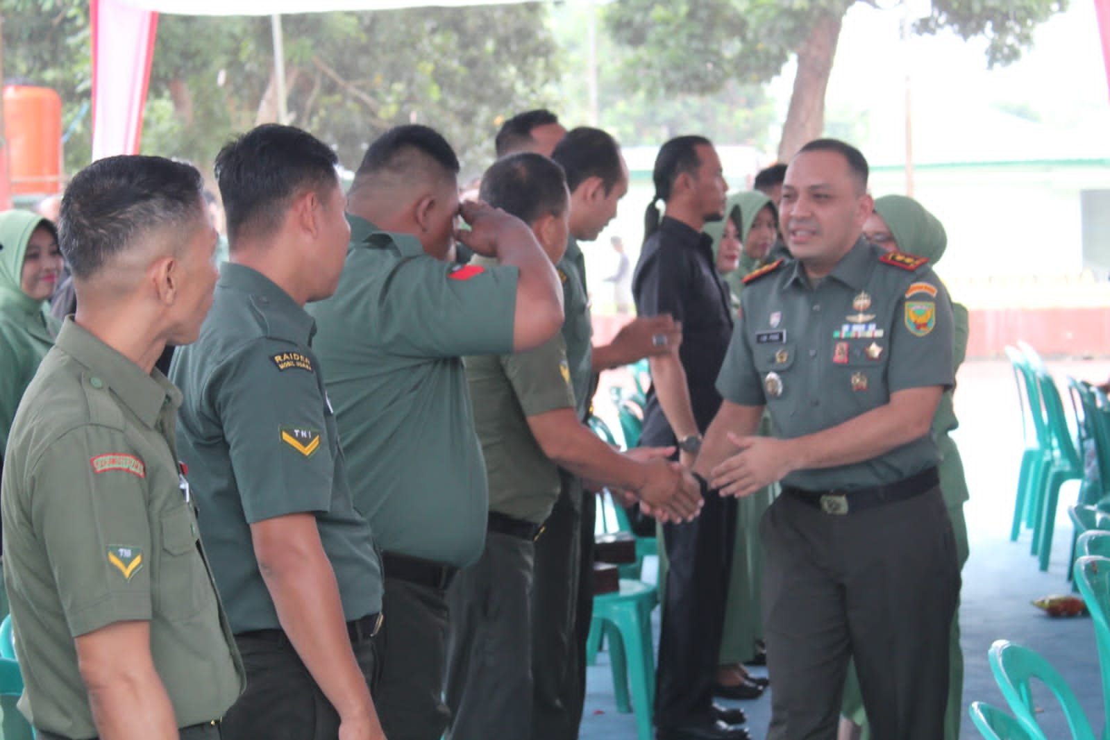 Jam Komandan Perdana Dandim 0402/OKI Dengan Prajurit, PNS dan Persit Makodim Jam Komandan Perdana Dandim 0402/OKI Dengan Prajurit, PNS dan Persit Makodim