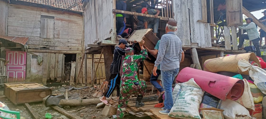 Babinsa Koramil 402-03/SP Padang Gotong-Royong Bangun Rumah Tidak Layak Huni Babinsa Koramil 402-03/SP Padang Gotong-Royong Bangun Rumah Tidak Layak Huni