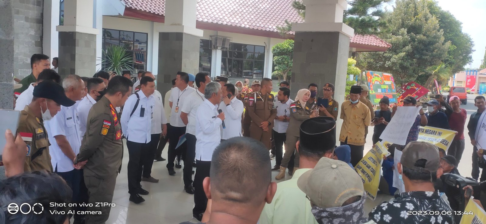 Tuntut Selesaikan Masalah SHM Plasma Sawit Ratusan Warga Desa Balian Geruduk Kantor Bupati OKI Tuntut Selesaikan Masalah SHM Plasma Sawit Ratusan Warga Desa Balian Geruduk Kantor Bupati OKI