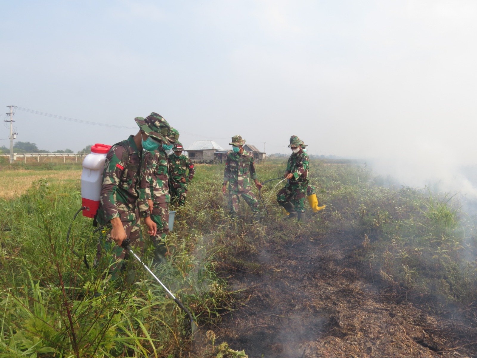 Tim patroli Satgas Karhutla Kodim 0402/OKI dan Karyawan PT Waskita Karya Berjibaku Padamkan Api Tim patroli Satgas Karhutla Kodim 0402/OKI dan Karyawan PT Waskita Karya Berjibaku Padamkan Api