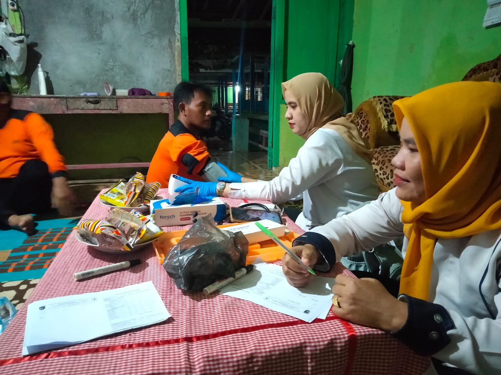 Nakes di OKI Pastikan Satgas Karhutlah Tetap Sehat dan Bugar Nakes di OKI Pastikan Satgas Karhutlah Tetap Sehat dan Bugar