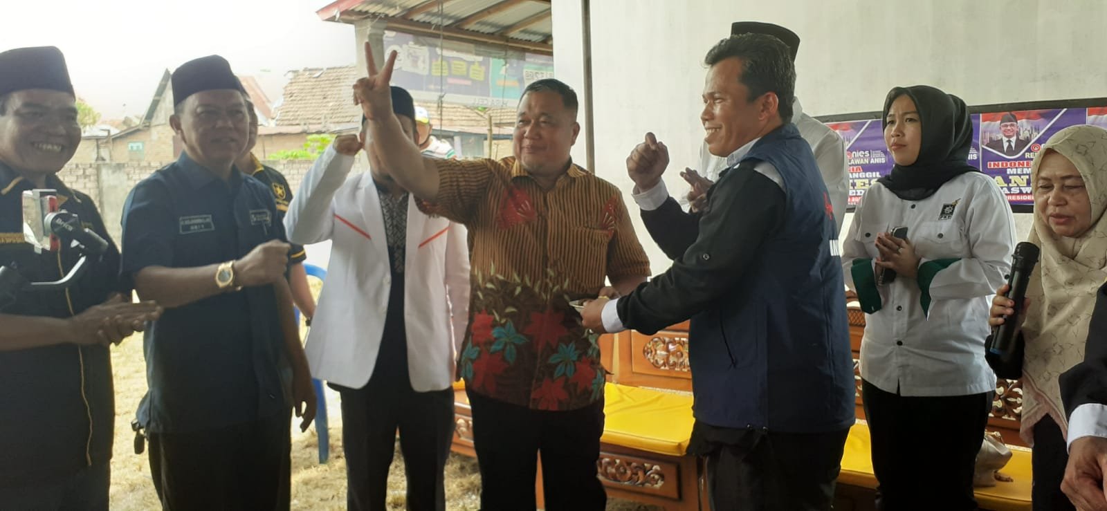 Relawan Anis, Dibawah Gagasan Calon Legislatif Trisno Okonisator, Salurkan 8000 Liter Air Bersih di Desa Menang Raya Relawan Anis, Dibawah Gagasan Calon Legislatif Trisno Okonisator, Salurkan 8000 Liter Air Bersih di Desa Menang Raya