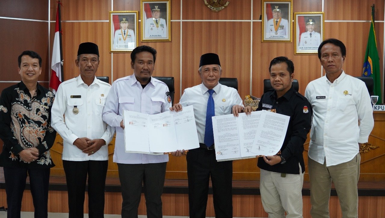 Pemkab, KPU dan Bawaslu OKI Tandatangani NPHD Pemilu Pemkab, KPU dan Bawaslu OKI Tandatangani NPHD Pemilu