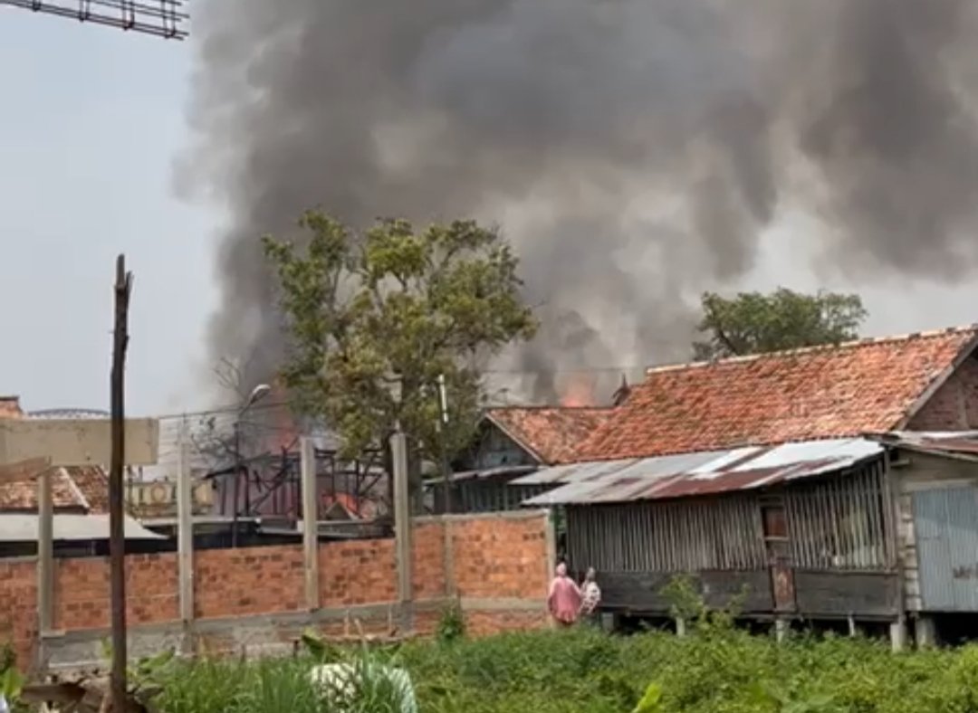 Sijago Merah Hanguskan Dua Unit Rumah Di Kelurahan 3-4 Ulu Palembang Sijago Merah Hanguskan Dua Unit Rumah Di Kelurahan 3-4 Ulu Palembang