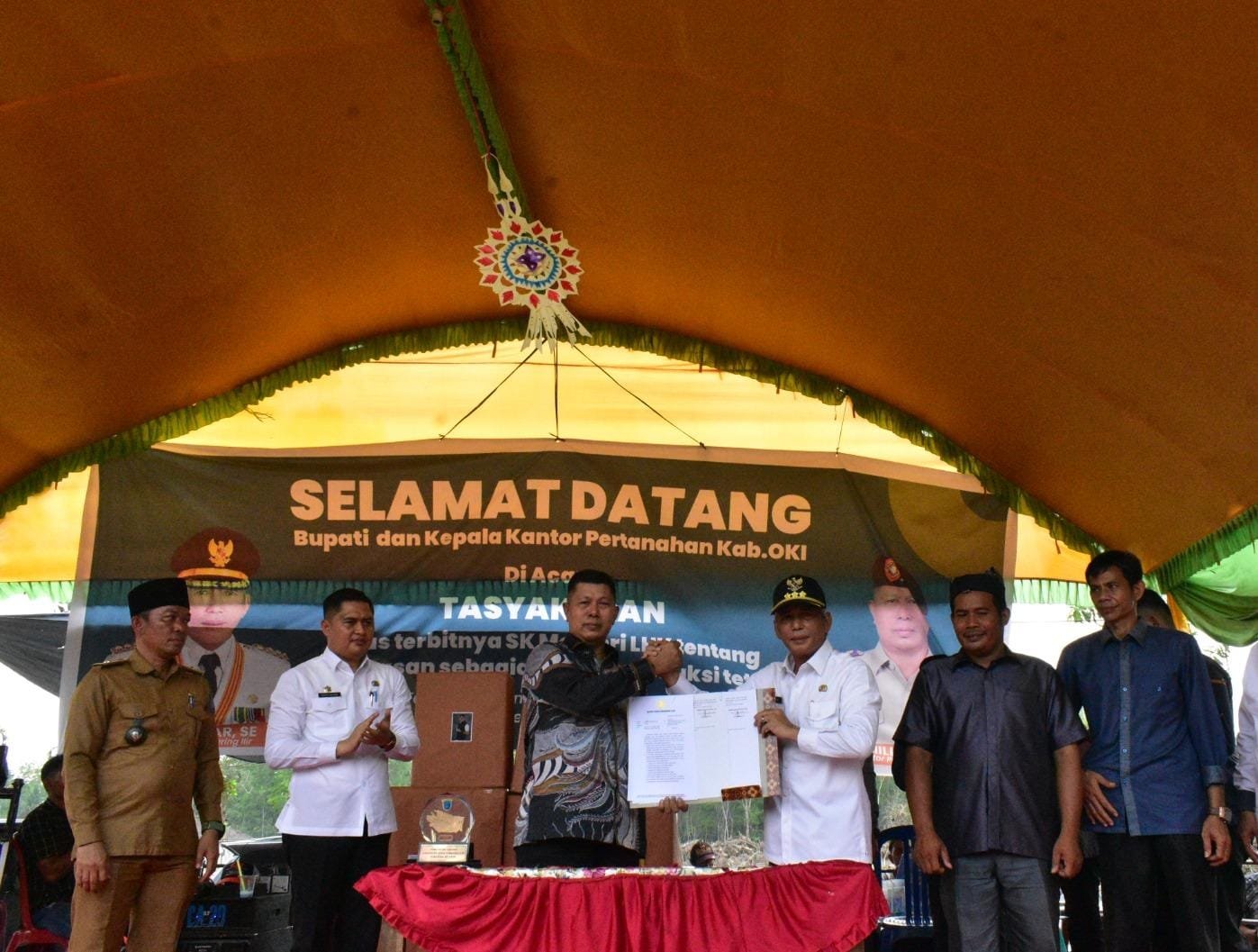 Kado Jelang Akhir Jabatan, Bupati OKI Serahkan SK Pelepasan 2,2 Ribu Ha Kawasan Hutan untuk Rakyat Kado Jelang Akhir Jabatan, Bupati OKI Serahkan SK Pelepasan 2,2 Ribu Ha Kawasan Hutan untuk Rakyat