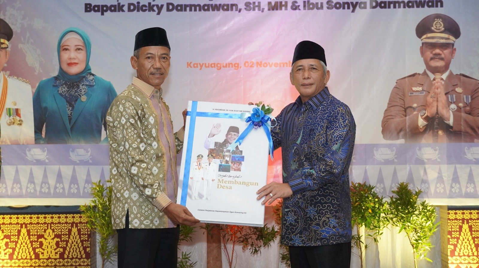Momen Sakral, Bupati Iskandar Beri Pena ke Wabup Shodiq Momen Sakral, Bupati Iskandar Beri Pena ke Wabup Shodiq