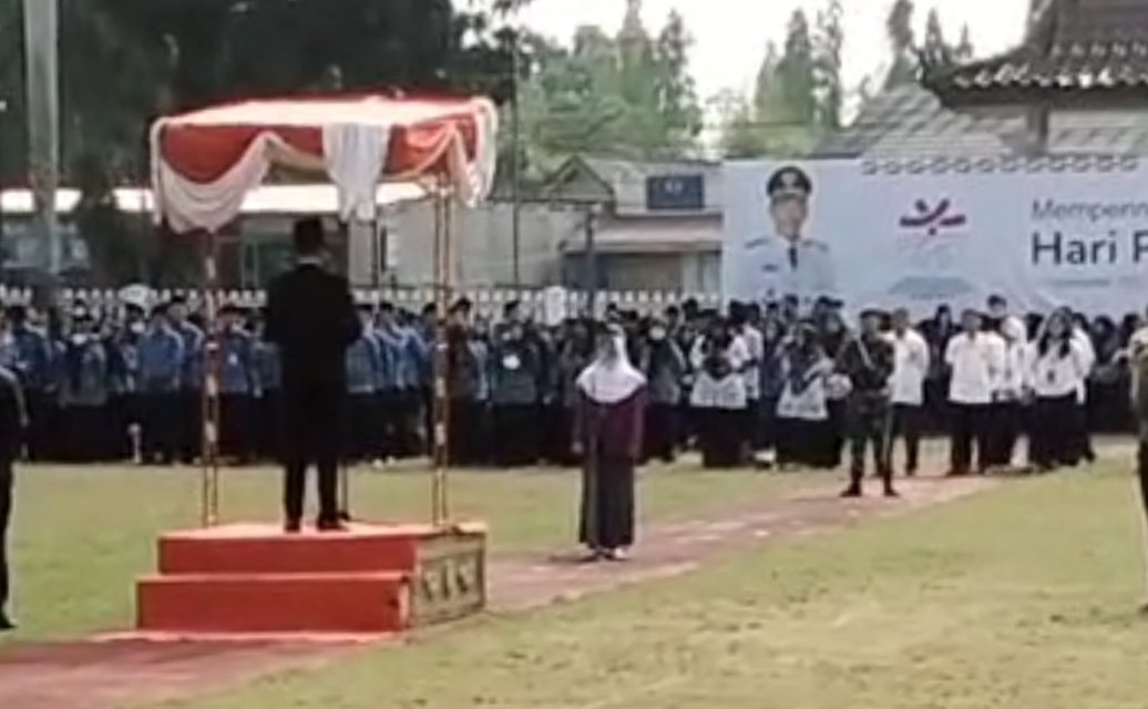 Plt. Bupati OKI Ajak Peserta Upacara Nyanyikan Lagu ‘Gugur Bunga’ Kenang Jasa Pahlawan Plt. Bupati OKI Ajak Peserta Upacara Nyanyikan Lagu ‘Gugur Bunga’ Kenang Jasa Pahlawan