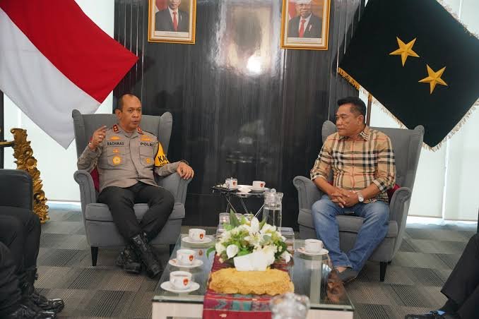 Kapolda Sumsel Menerima Audensi Tokoh Masyarakat H. Toha Bahas Solusi Pengelolaan Minyak Kapolda Sumsel Menerima Audensi Tokoh Masyarakat H. Toha Bahas Solusi Pengelolaan Minyak