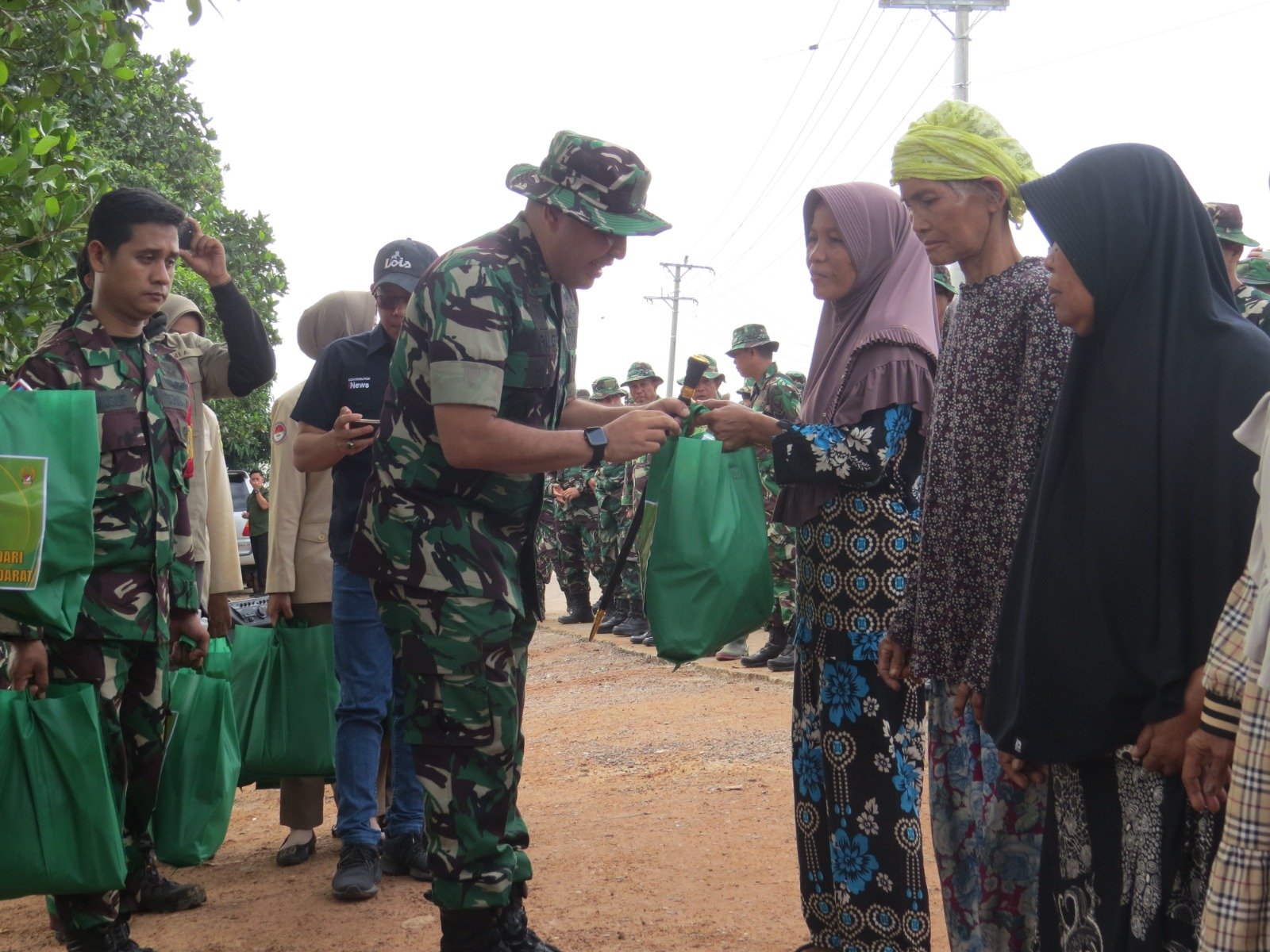 Solusi Permanen Karhutla, Kodim 0402/OKI Gelar Karya Bakti Penanaman pohon. Solusi Permanen Karhutla, Kodim 0402/OKI Gelar Karya Bakti Penanaman pohon.
