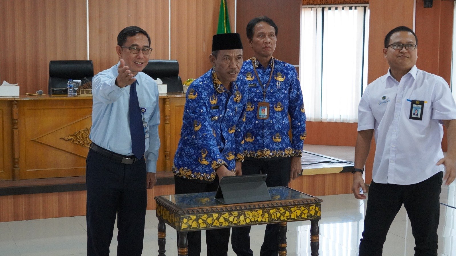 Bupati Shodiq Serahkan DIPA dan TKD 2024 Senilai 304 Miliar Bupati Shodiq Serahkan DIPA dan TKD 2024 Senilai 304 Miliar