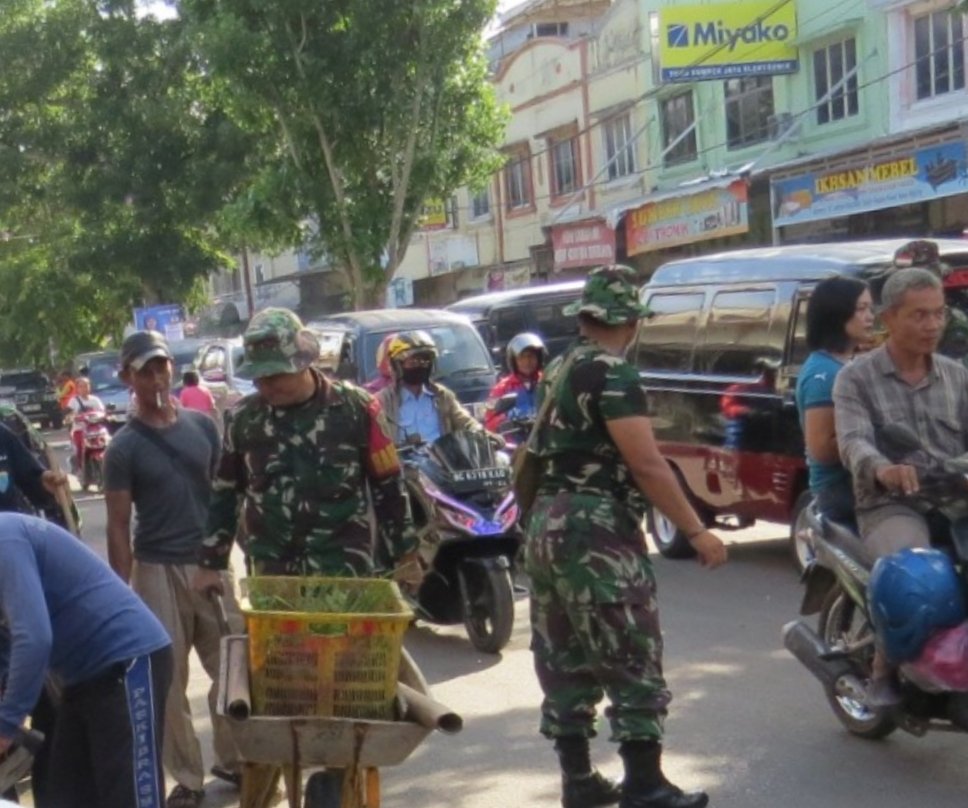 Jelang HUT Ke 78 Kodam II/Sriwijaya, Kodim 0402/OKI Laksanakan Karya Bakti Di Pasar Kayuagung Jelang HUT Ke 78 Kodam II/Sriwijaya, Kodim 0402/OKI Laksanakan Karya Bakti Di Pasar Kayuagung
