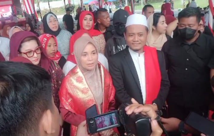 Membludak, Antusias Masyarakat dan Santri Pondok Pesantren Modern SMB II Sambut Kunjungan Siti Atiqoh Membludak, Antusias Masyarakat dan Santri Pondok Pesantren Modern SMB II Sambut Kunjungan Siti Atiqoh