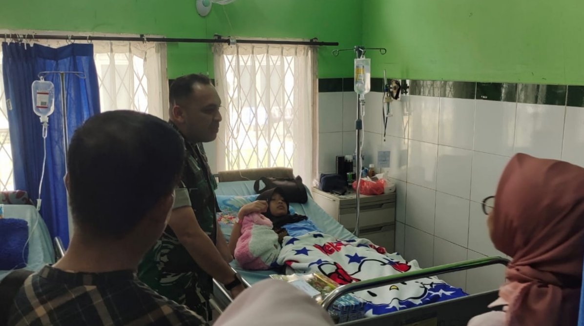 Dandim 0402/OKI Membesuk Anak Anggota Yang Sakit Dandim 0402/OKI Membesuk Anak Anggota Yang Sakit