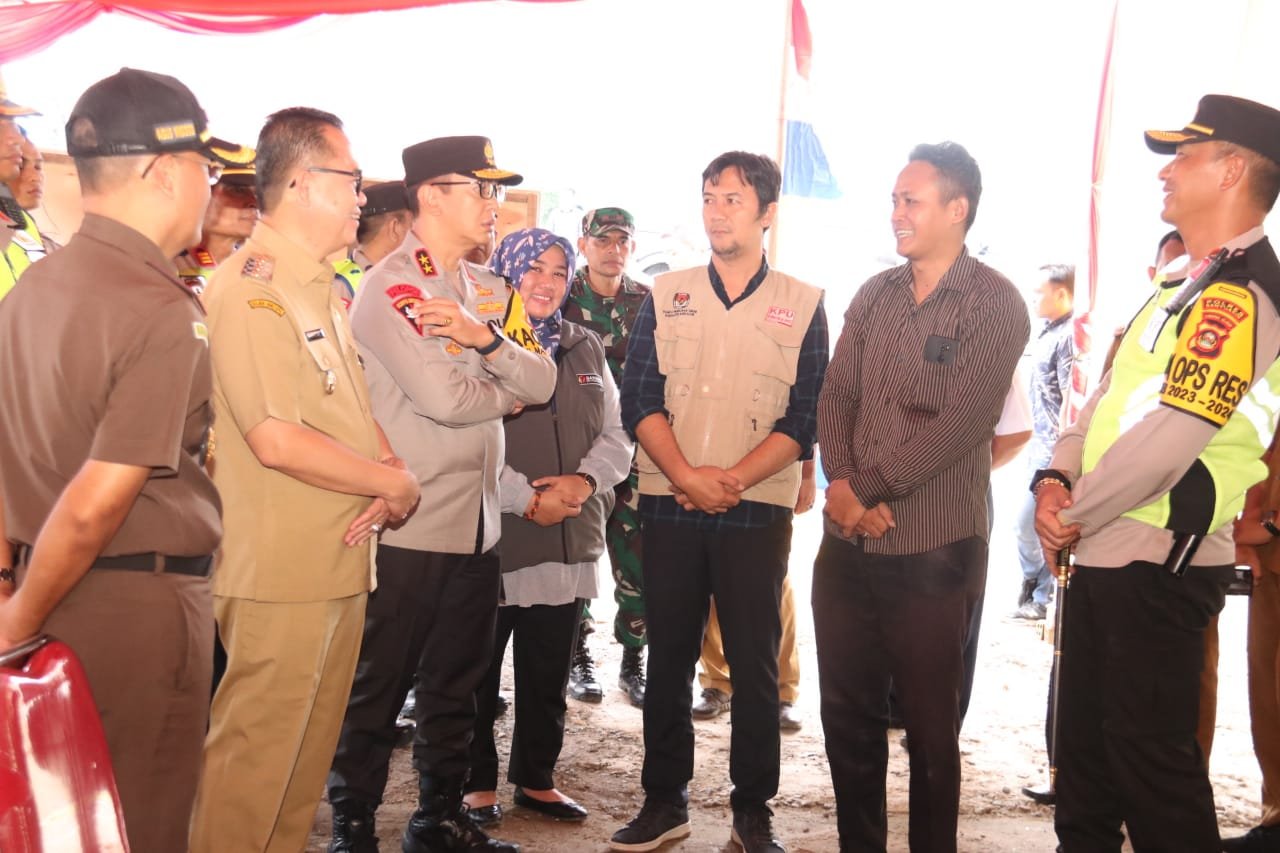 Kapolda Sumsel Cek Langsung Personil yang Terlibat Pengamanan TPS Pada Pemilu 2024 Kapolda Sumsel Cek Langsung Personil yang Terlibat Pengamanan TPS Pada Pemilu 2024