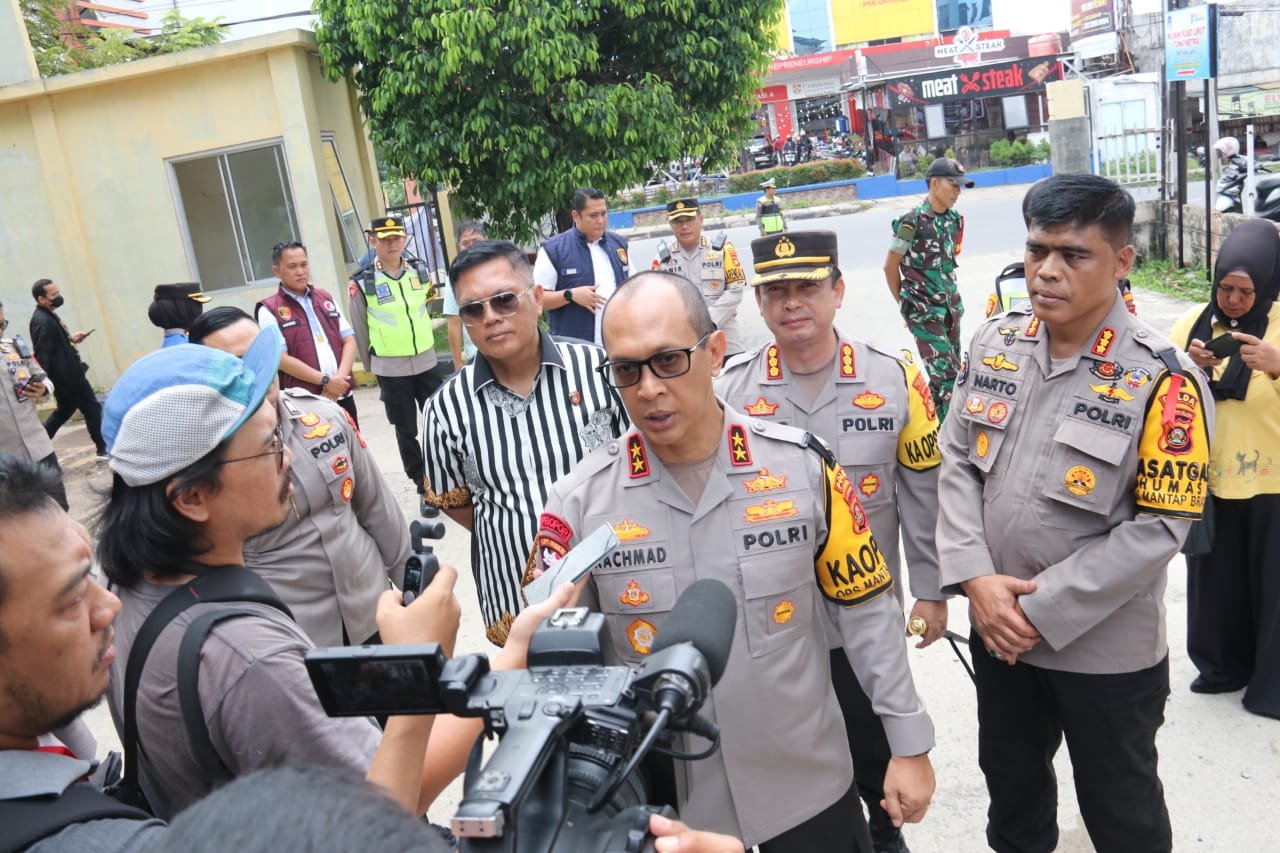 Kapolda Sumatera Selatan didampingi PJU dan Kapolrestabes Palembang cek PPS dan PPK pastikan Integritas hasil pemilihan terjaga Kapolda Sumatera Selatan didampingi PJU dan Kapolrestabes Palembang cek PPS dan PPK pastikan Integritas hasil pemilihan terjaga
