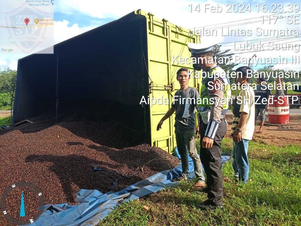 Hindari Kendaraan keluar dari Rumah Makan, Truck Terguling di KM. 38 Hindari Kendaraan keluar dari Rumah Makan, Truck Terguling di KM. 38