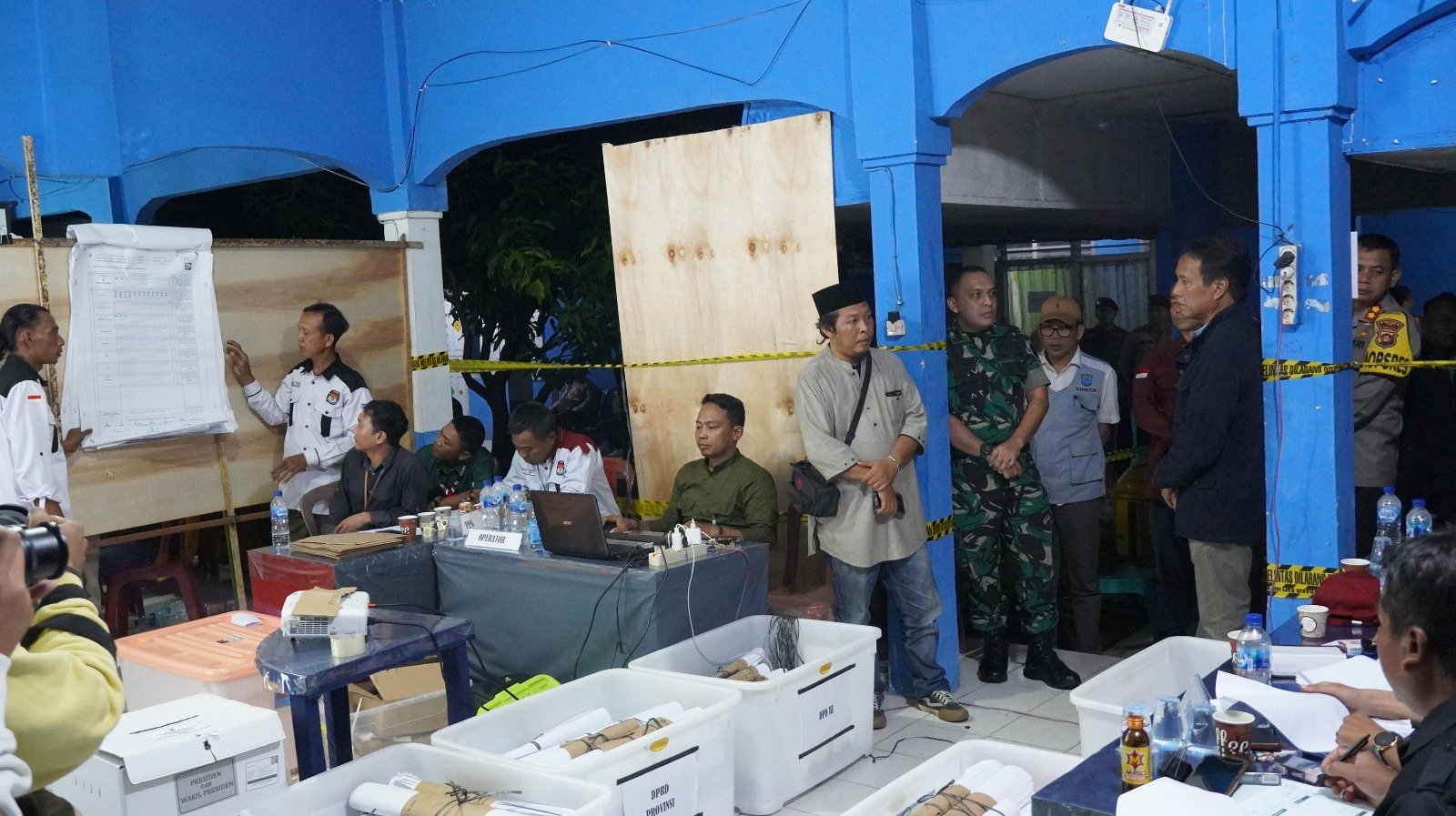 Hingga Dini Hari, Pj. Bupati dan Forkopimda OKI Pantau Pleno PPK di 4 Kecamatan Hingga Dini Hari, Pj. Bupati dan Forkopimda OKI Pantau Pleno PPK di 4 Kecamatan