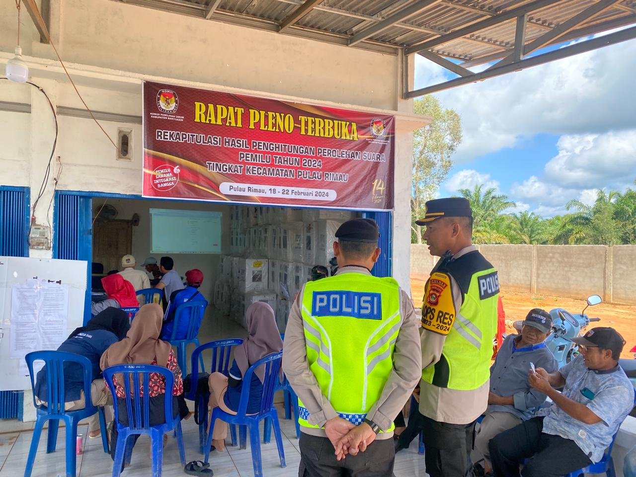 Pastikan Berjalan Aman, Kapolres Banyuasin Pantau Pleno Terbuka di PPK Pulau Rimau Pastikan Berjalan Aman, Kapolres Banyuasin Pantau Pleno Terbuka di PPK Pulau Rimau