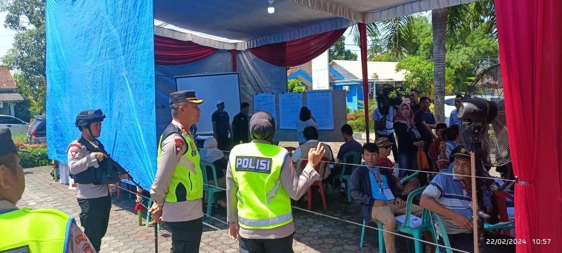 Pastikan Penghitungan Suara Aman dan Lancar, Kapolres Banyuasin Kunjungi PPK Talang Kelapa Pastikan Penghitungan Suara Aman dan Lancar, Kapolres Banyuasin Kunjungi PPK Talang Kelapa