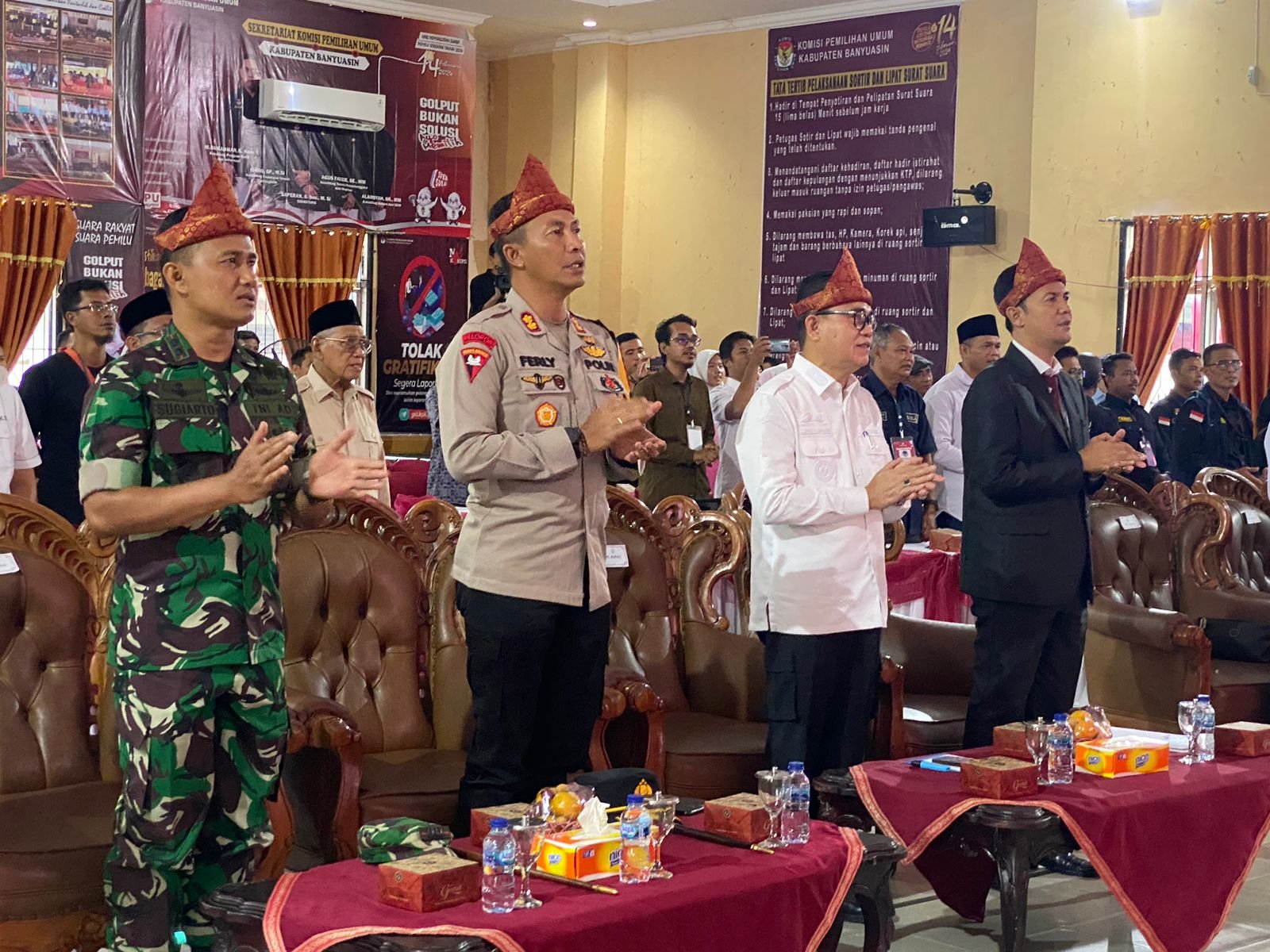 Kapolres Banyuasin Hadiri Langsung Rapat Pleno Rekapitulasi Hasil Pemilu 2024 Kapolres Banyuasin Hadiri Langsung Rapat Pleno Rekapitulasi Hasil Pemilu 2024