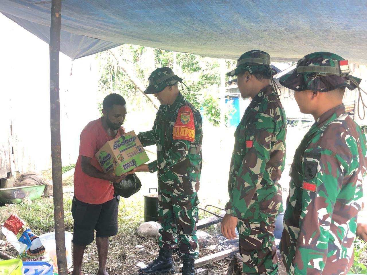 Satgas Yonif 200/BN Hadir Berikan Bantuan Duka Cita Kepada Warga Kampung Trikora Satgas Yonif 200/BN Hadir Berikan Bantuan Duka Cita Kepada Warga Kampung Trikora