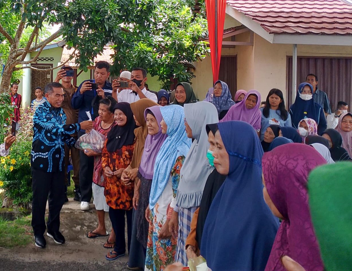 Selain Pasar Murah, Pemkab OKI Distribusi Ratusan Paket Beras untuk Masyarakat Miskin Ekstrim Selain Pasar Murah, Pemkab OKI Distribusi Ratusan Paket Beras untuk Masyarakat Miskin Ekstrim