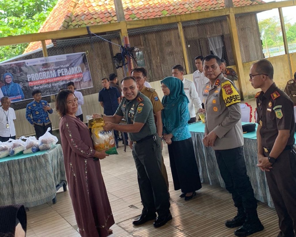Kodim 0402/OKI Hadir membantu masyarakat melalui “Operasi Pasar Murah” Kodim 0402/OKI Hadir membantu masyarakat melalui “Operasi Pasar Murah”